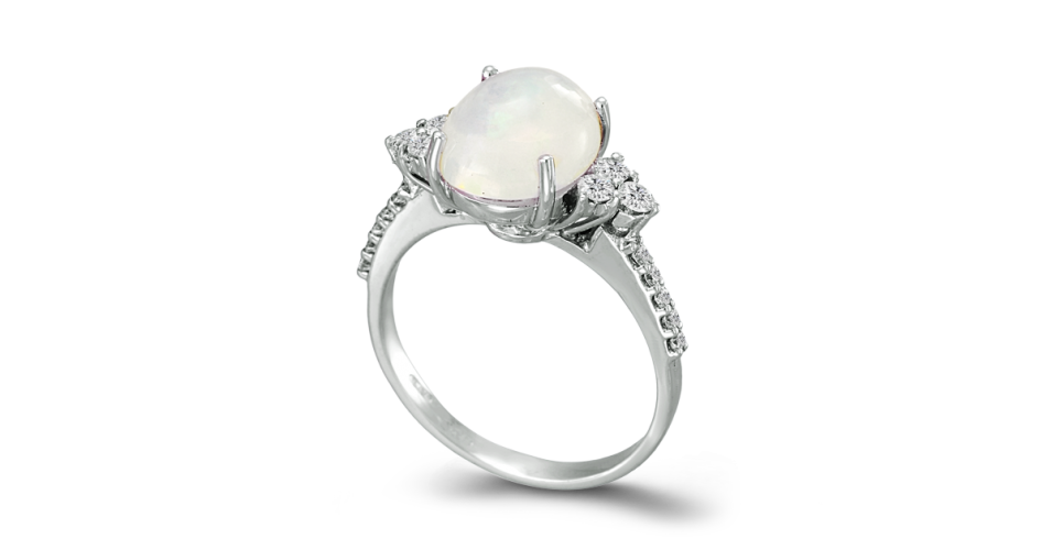 Ring with white Opal and 3 Diamonds in each side